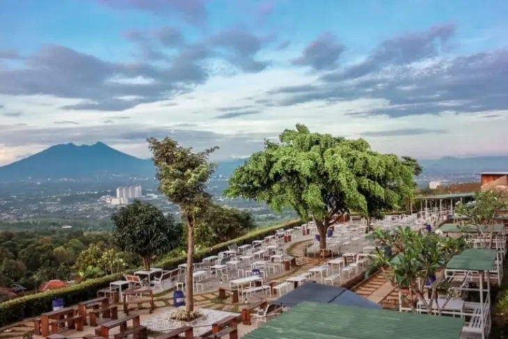 Bangku Putih Hambalang - Tempat Nongkrong Gratis Bernuansa Alam