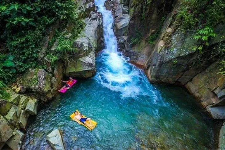 Curug Cibaliung - Surga Tersembunyi dengan Air Jernih Kebiruan