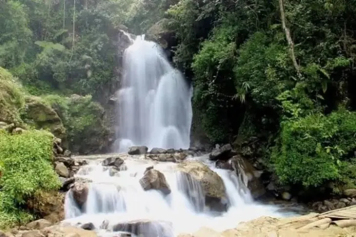 Tempat Wisata di Jonggol Curug Cipamingkis - Pesona Air Terjun dalam Hutan Pinus