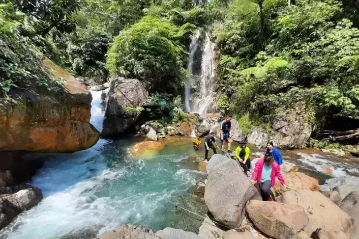 Curug Hordeng - Air Terjun Tirai yang Aman untuk Berenang