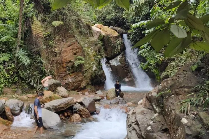 Curug di Sentul: Curug Kembar Keindahan Dua Aliran Air Terjun Berdampingan