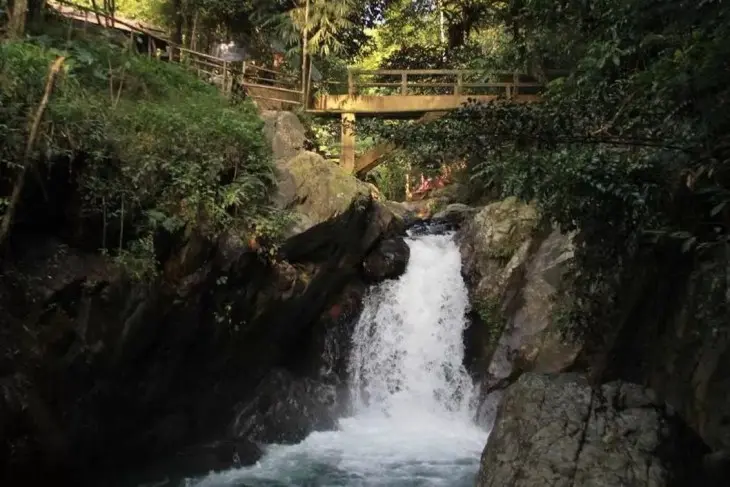Curug di Sentul: Curug Putri Kencana Keindahan Kolam Alami Berwarna Biru Toska