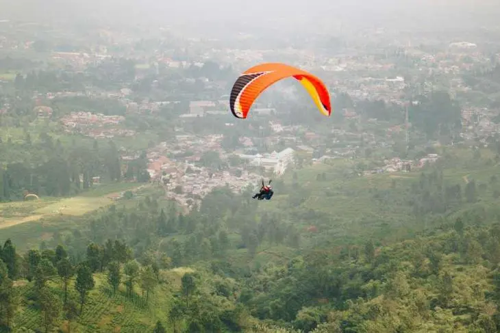 Paragliding Bukit Gantole - Rasakan Sensasi Terbang di Atas Puncak